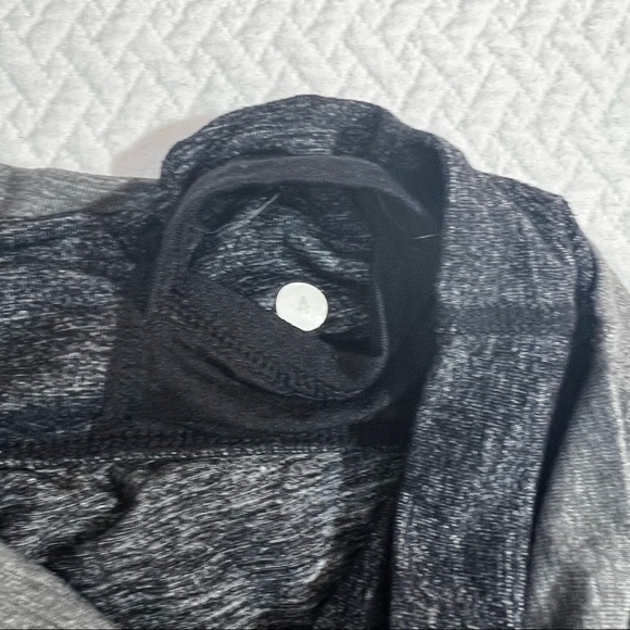 LULULEMON Astro Cropped Grey Capri Straight Leg Leggings Size 4 - Picture 6 of 6